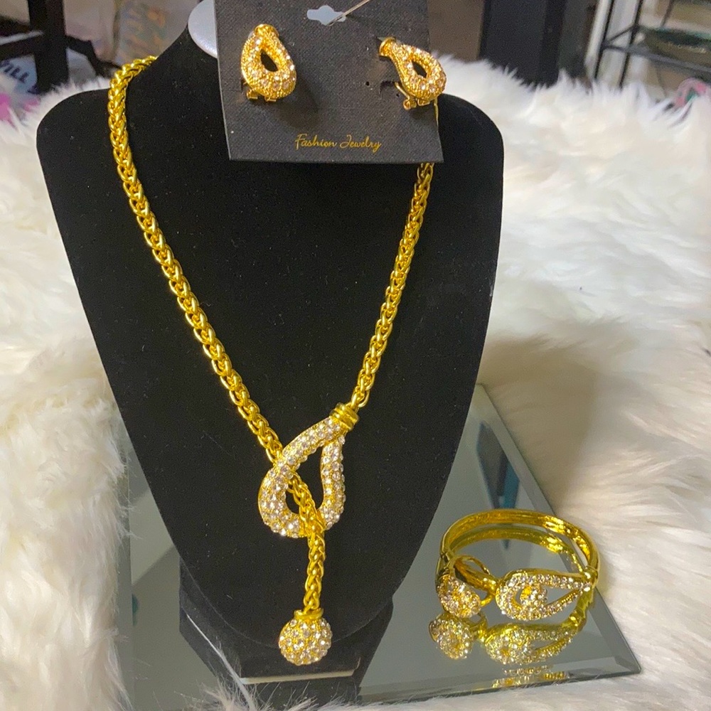 Traci Lynn fashion jewelry hang loose necklace set